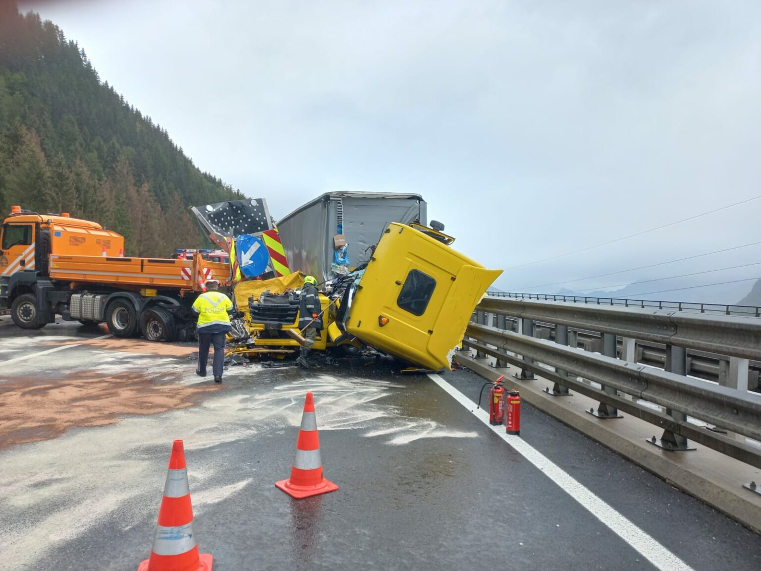 Schwerer LKW-Unfall Auf Der A9 Nach Bosrucktunnel – FF-Frauenberg An ...